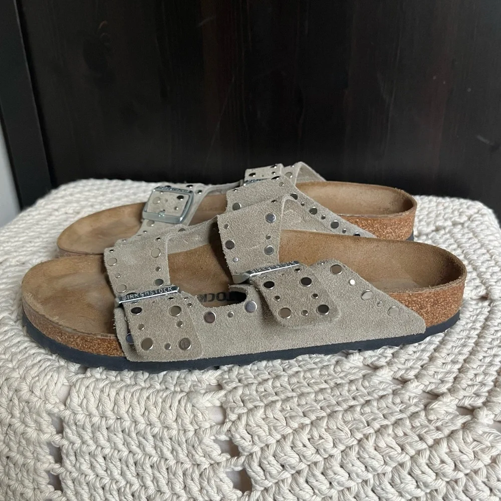 Like New Birkenstock Women’s Arizona Rivets Suede Sandal Taupe size EUR 40 US 9 - Picture 5 of 10